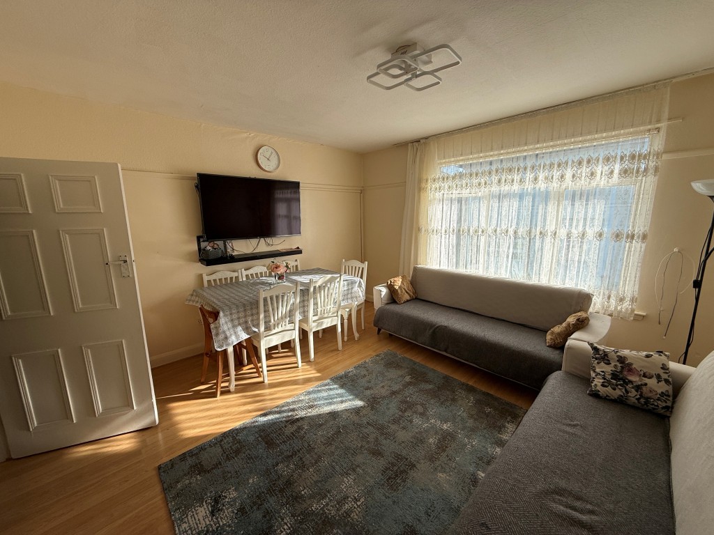 Lot: 33 - MIXED COMMERCIAL AND RESIDENTIAL INVESTMENT - Living room